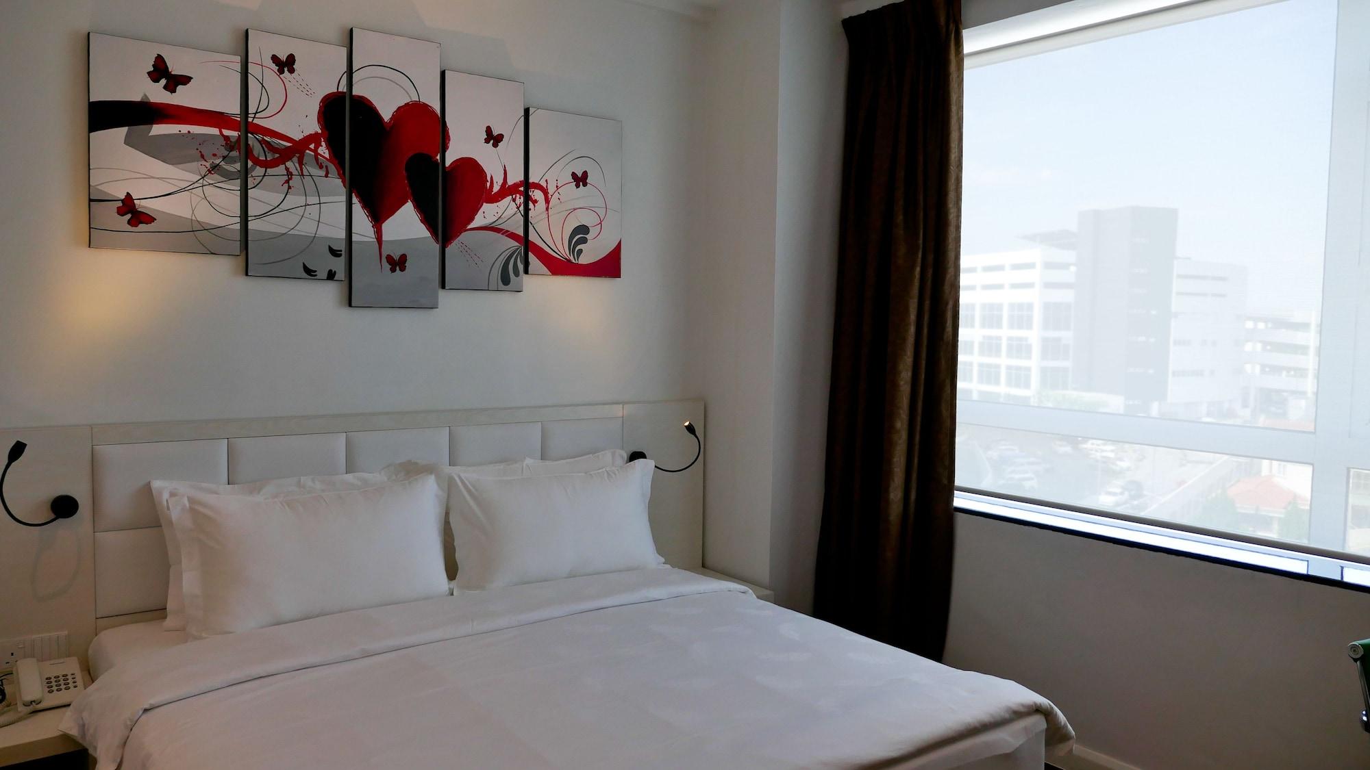 Pine Garden Hotel Kuching Exterior photo